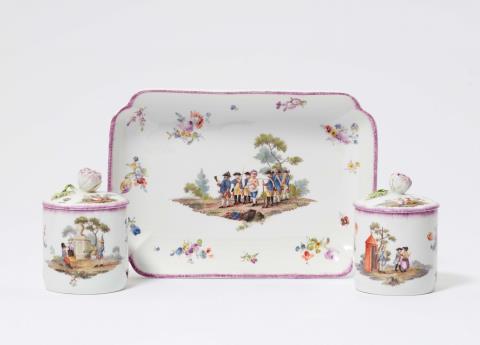 Andreas Oettner - A pair of Meissen porcelain beakers and covers with military scenes