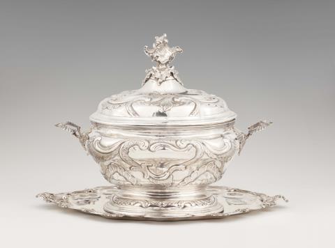 Andreas Friedrich Stemmler - A large Augsburg silver tureen and cover with stand
