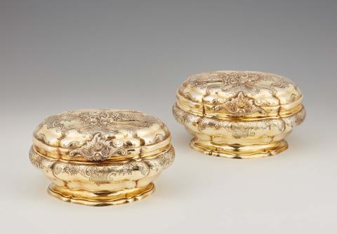 Gottlieb Satzger - A pair of large Augsburg silver gilt toilette boxes