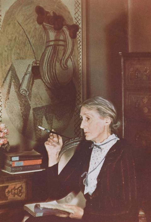 Gisèle Freund - Virginia Woolf vor einem Fresko von Vanessa Bell, London