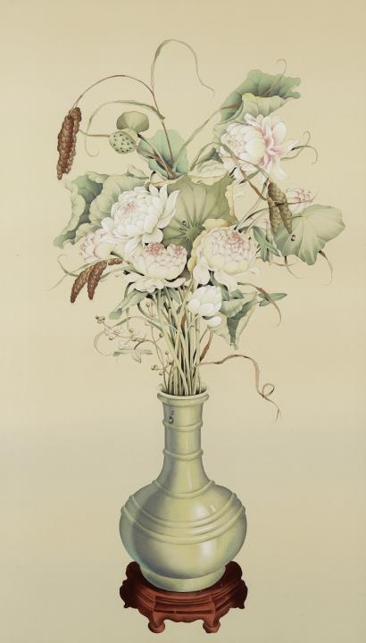 Shining (Giuseppe Castiglione) Lang - Seladonvase mit einem Bouquet glückverheißender Pflanzen wie Lotos und Reisähren. Tusche und Farben auf Papier. Mit Seidenstoffumrandung und unter Glas gerahmt.