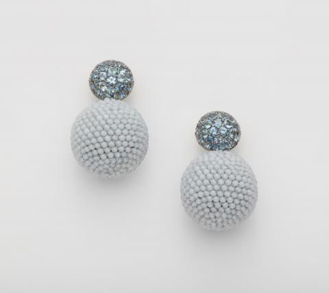 Gebrüder Hemmerle - A pair of 18k gold aquamarine earrings