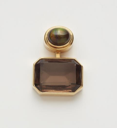 An 18k gold gemstone pendant