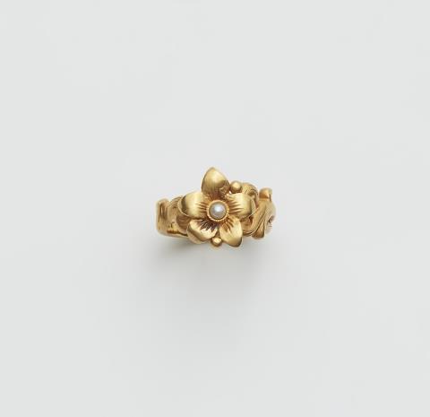 An 18k gold Art Nouveau style ring