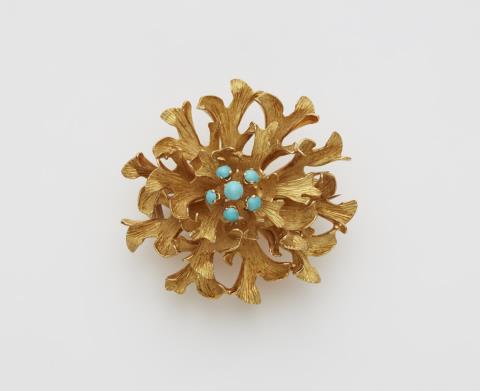 Maison Boucheron - An 18k gold turquoise clip brooch