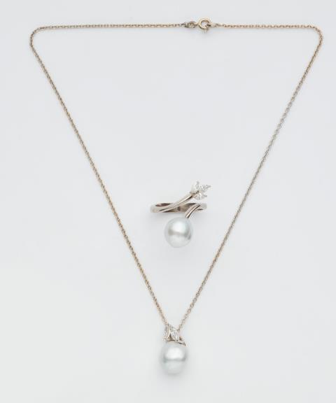 Jeweller Weyersberg - An 18k white gold pearl and diamond demi-parure