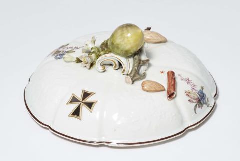 Johann Friedrich Eberlein - A Meissen porcelain tureen lid from the service made for the Teutonic Order