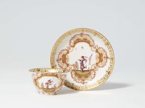 Johann Gregorius Hoeroldt - A Meissen porcelain tea bowl and saucer with early Hoeroldt Chinoiseries
