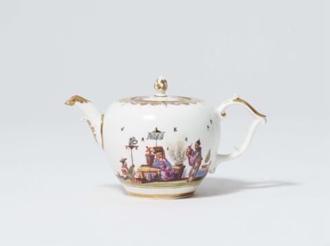 Christian Friedrich Herold - A Meissen porcelain teapot with Chinoiserie motifs