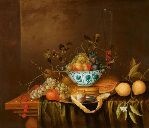Theodor Aenvanck - Stillleben mit einer mit Früchten gefüllten Wanli-Schale auf einer Spanschachtel, Flötenglas, Silberteller und weiteren Früchten auf einer Tischplatte