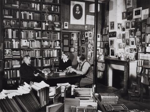 Gisèle Freund - James Joyce mit Sylvia Beach und Adrienne Monnier in der Buchhandlung "Shakespeare & Co", rue de l'Odéon