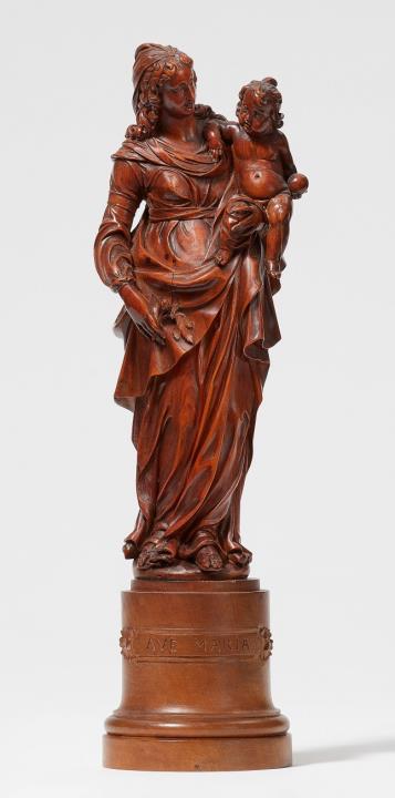 Flemish 17th century - A 17th century Flemish carved boxwood figure of the Virgin and Child
