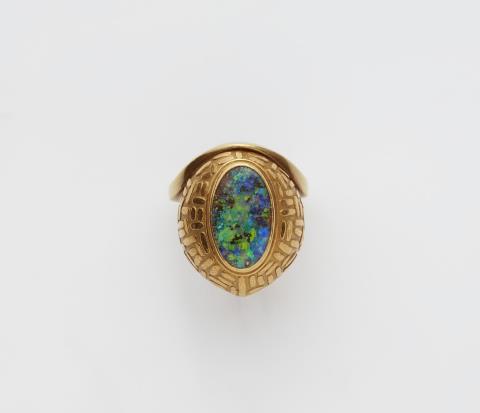 Peter Heyden - An 18k gold ring with an Andamooka opal