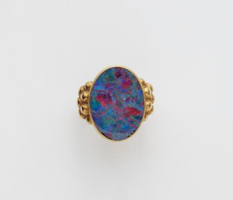Peter Heyden - An 18k gold opal ring