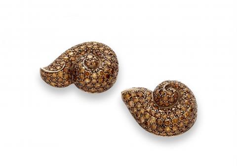 Gebrüder Hemmerle - A pair of 18k white gold and natural brown fancy diamond clip earrings