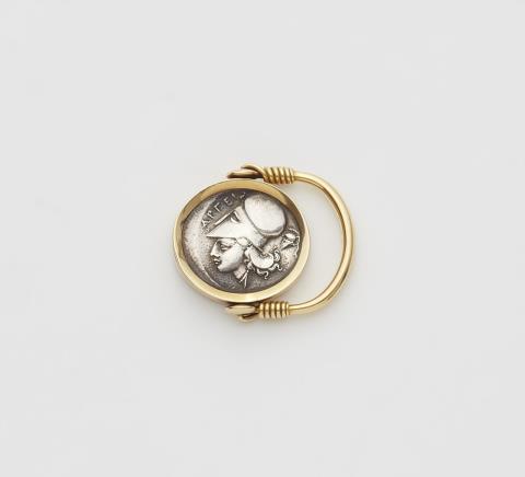 Peter Heyden - An 18k gold twisting ring with a Hellenistic coin