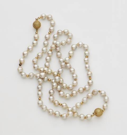 Dagmar Stühler - A pair of pearl necklaces with 18k gold granulation clasps