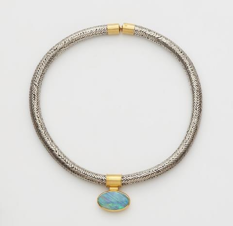 Dagmar Stühler - An Indian woven silver necklace with a gold and opal pendant