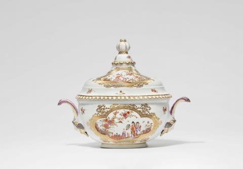 Johann Ehrenfried Stadler - A Meissen porcelain tureen and cover with chinoiseries