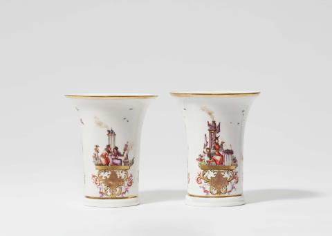 Johann Gregorius Hoeroldt - A rare pair of Meissen porcelain vases with chinoiseries