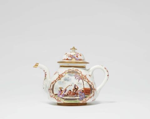 Johann Gregorius Hoeroldt - A Meissen porcelain teapot with K.P.M mark and Hoeroldt chinoiseries