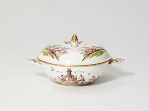 Johann Gregorius Hoeroldt - A Meissen porcelain Ecuelle with late Hoeroldt chinoiseries