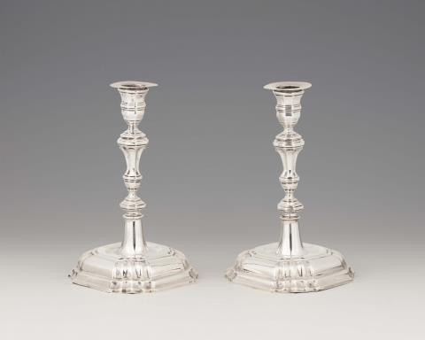 Philipp Jakob I Holeisen - A pair of Augsburg silver candlesticks