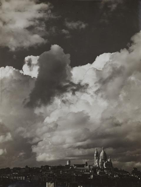 Emmanuel Sougez - Gewitterwolken über Montmartre mit Sacre Cœur, Paris