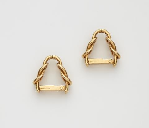  Hermès - A pair of 18k yellow gold stirrup cufflinks.