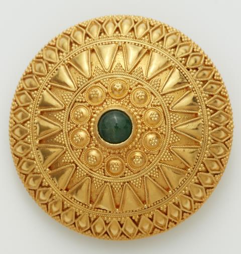 Ilias Lalaouins - A Greek 18k gold and emerald Hellenistic style buckle brooch.