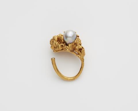 A German 21k gold diamond and silver grey cultured pearl ring.