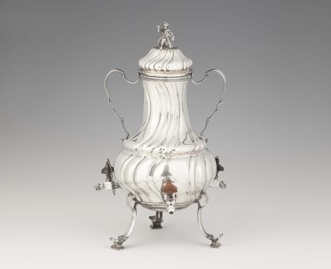 Johann Georg Kloss(e) - An Augsburg silver tea urn