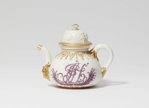 Johann Friedrich Metzsch - A Meissen porcelain teapot monogrammed JEH