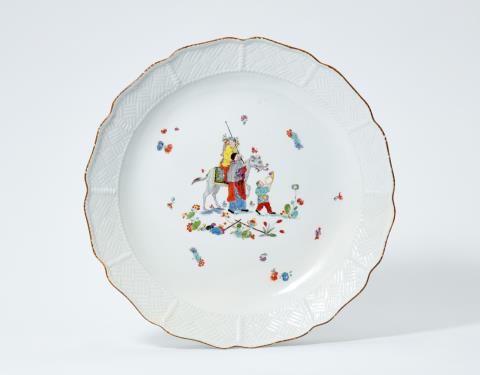 Adam Friedrich von Löwenfinck - A round Meissen porcelain platter with Chinoiserie decor