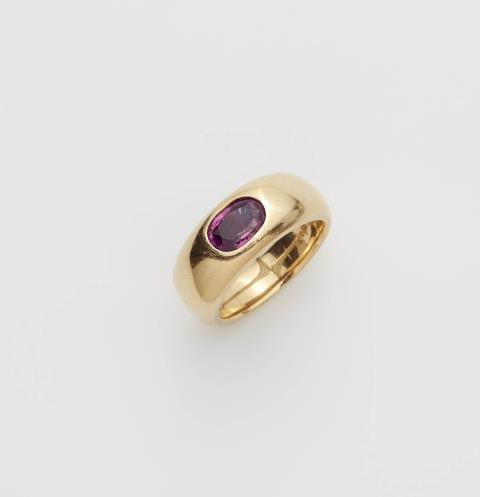 An 18k yellow gold and pink Ceylon sapphire ring.