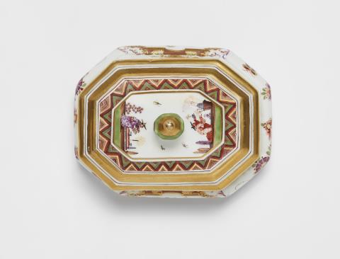 Johann Gregorius Hoeroldt - An early Meissen porcelain sugar box with K.P.M. mark and Chinoiseries