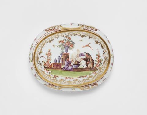 Johann Gregorius Hoeroldt - An early Meissen porcelain sugar box with K.P.M.mark and Chinoiseries