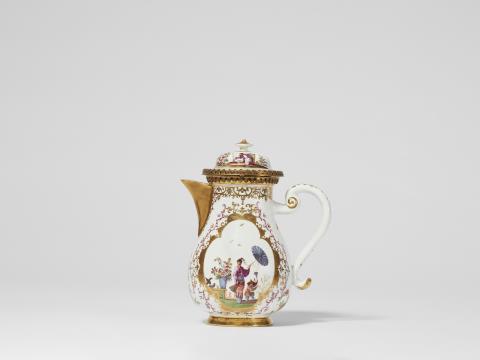 Johann Gregorius Hoeroldt - A Meissen porcelain coffee pot with Hoeroldt Chinoiseries