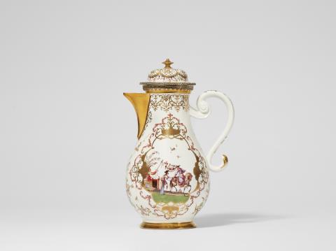 Johann Gregorius Hoeroldt - A large Meissen porcelain coffee pot with finely painted Hoeroldt Chinoiseries