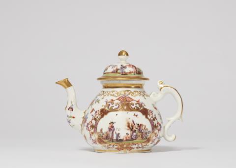 Johann Gregorius Hoeroldt - Teekanne mit Chinoiserien in Kartuschen