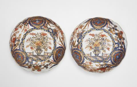 A pair of Meissen porcelain dishes with Japanese style decor