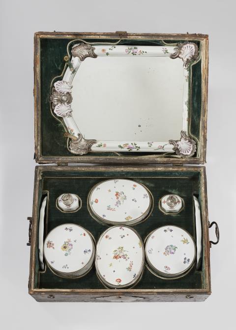 Manufaktur Claudius Innocentius Du Paquier Wien - A Royal Vienna porcelain toilette service in the original travel case