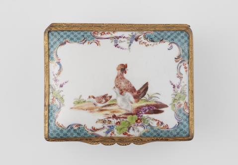  Manufaktur Johann Ernst Gotzkowsky - A porcelain snuff box with poultry motifs