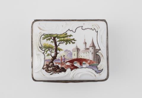 A Nymphenburg porcelain snuff box with castle motifs