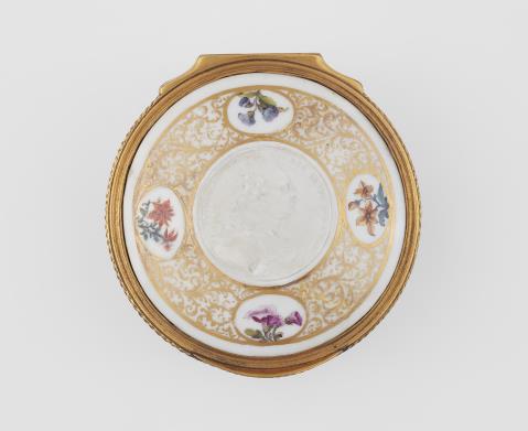  Meissen Royal Porcelain Manufactory - A Meissen porcelain snuff box with a portrait of Friedrich Christian of Saxony