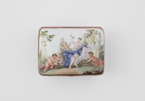  Manufaktur Johann Ernst Gotzkowsky - A porcelain snuff box with allegories of love