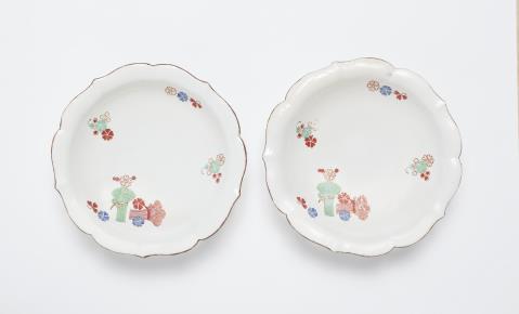  Chantilly - A pair of small Chantilly porcelain bowls