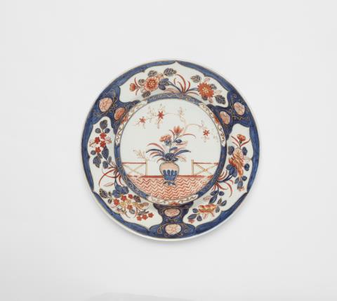 Manufaktur Claudius Innocentius Du Paquier Wien - A rare porcelain plate with Imari decor