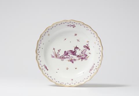 Adam Friedrich von Löwenfinck - Teller aus einem Tafelservice mit purpurnen Fabeltieren