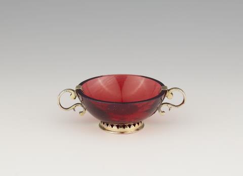 Matthäus II Baur - A small Augsburg silver gilt mounted ruby glass dish